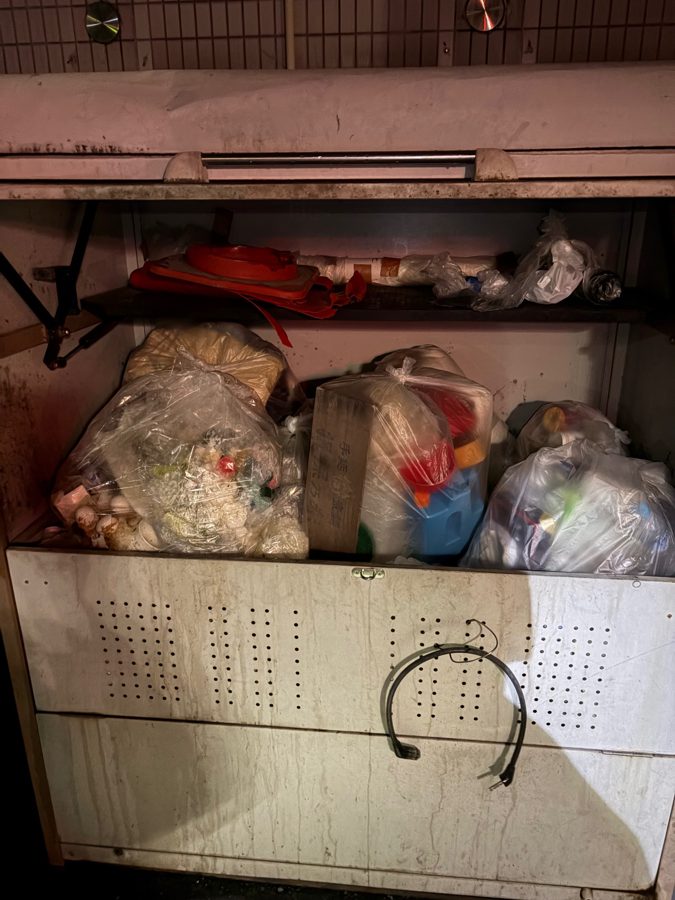 建物のごみ保管庫に入った回収前のごみ袋